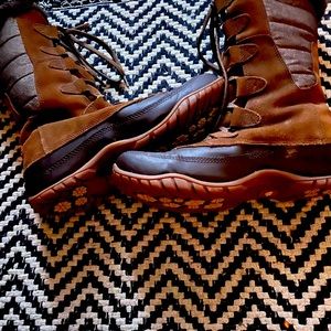 North Face winter boots. MidCalf with lots of room if you have larger calves.